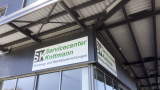 Gebäudetafel Servicecenter Kottmann
