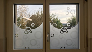 Glasdecor und Sichtschutz aus Milchglas-Folie