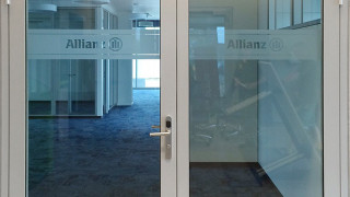 Eingangstür-Beschriftung Allianz Versicherungen