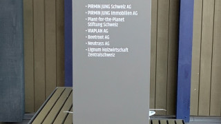 Stele einseitig beschriftet PIRMIN JUNG Schweiz AG