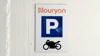 Parkplatzschild beschriftet